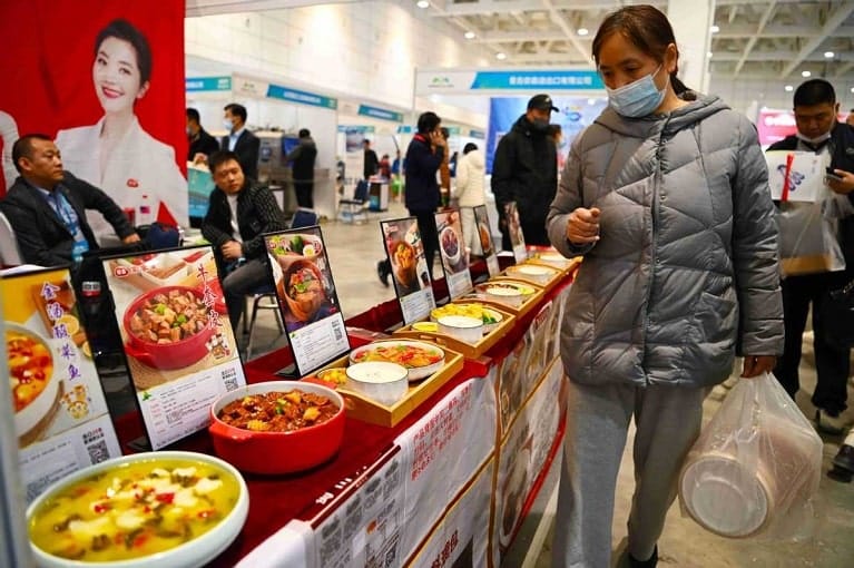 Chinese consumers looking at precooked dishes